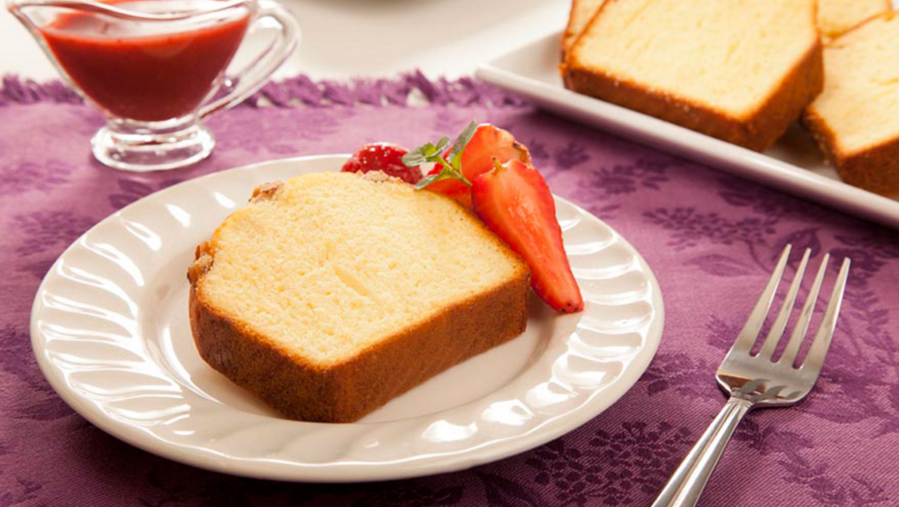 Panqué de nuez Bimbo® con salsa de manzana y fresas Bimbo